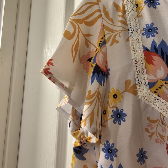 NWOT | Zac and Rachel Flowy Blouse | Size Medium - Picture 6 of 7